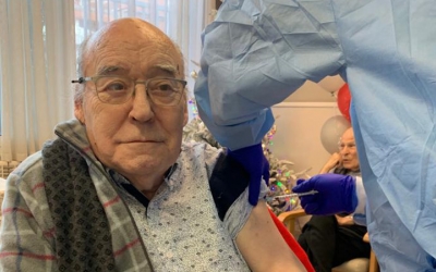 Un resident de La Font, vacunant-se/ Cedida La Font